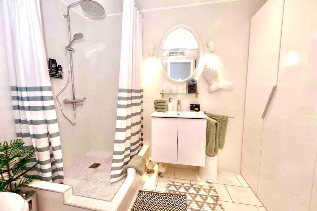 Cute Tiny House Villa Rafína Екстериор снимка